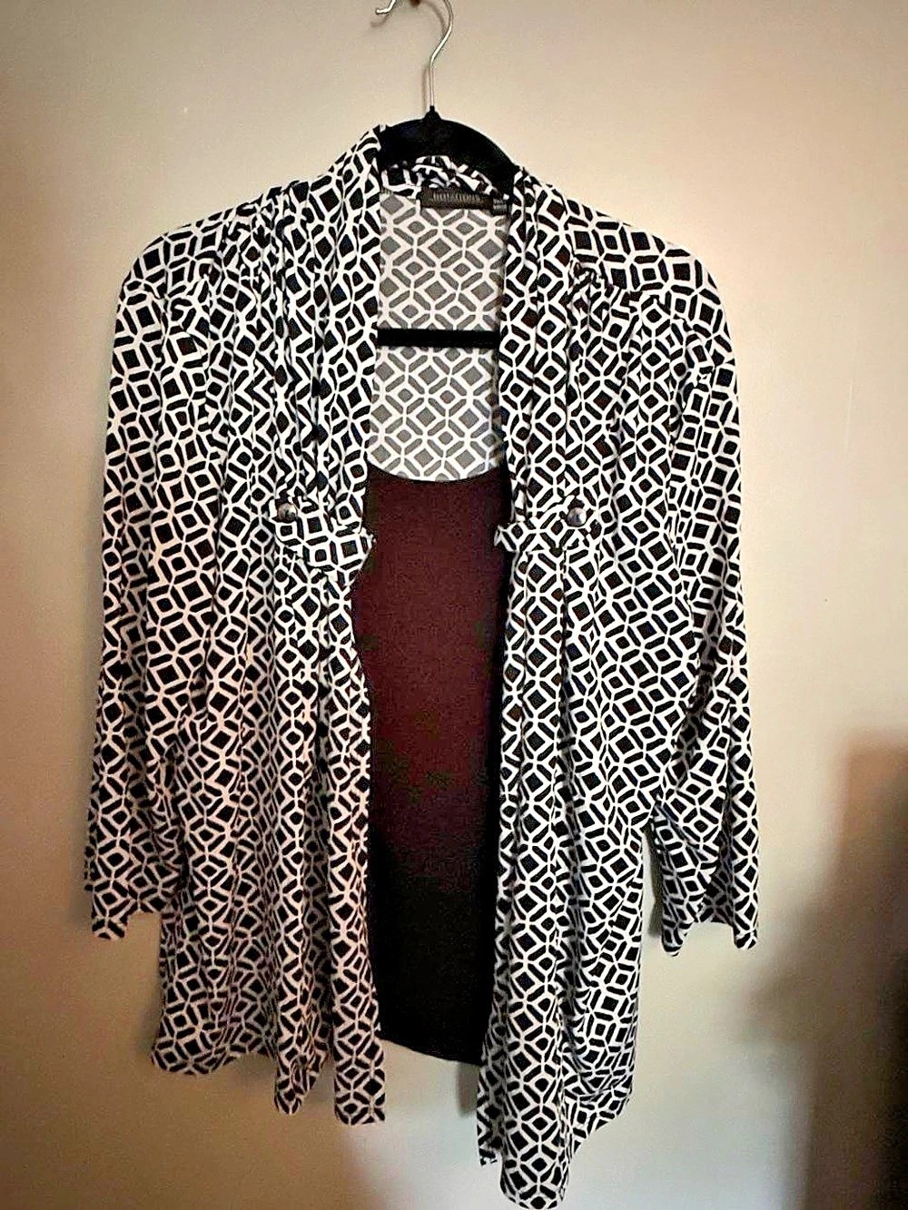 Alfred Dunner Geometric Open Front Cover-Up in Black & White Like New
